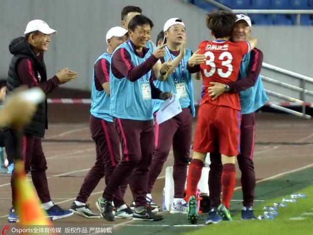 女人趴下脱了内裤光着屁股喷白
